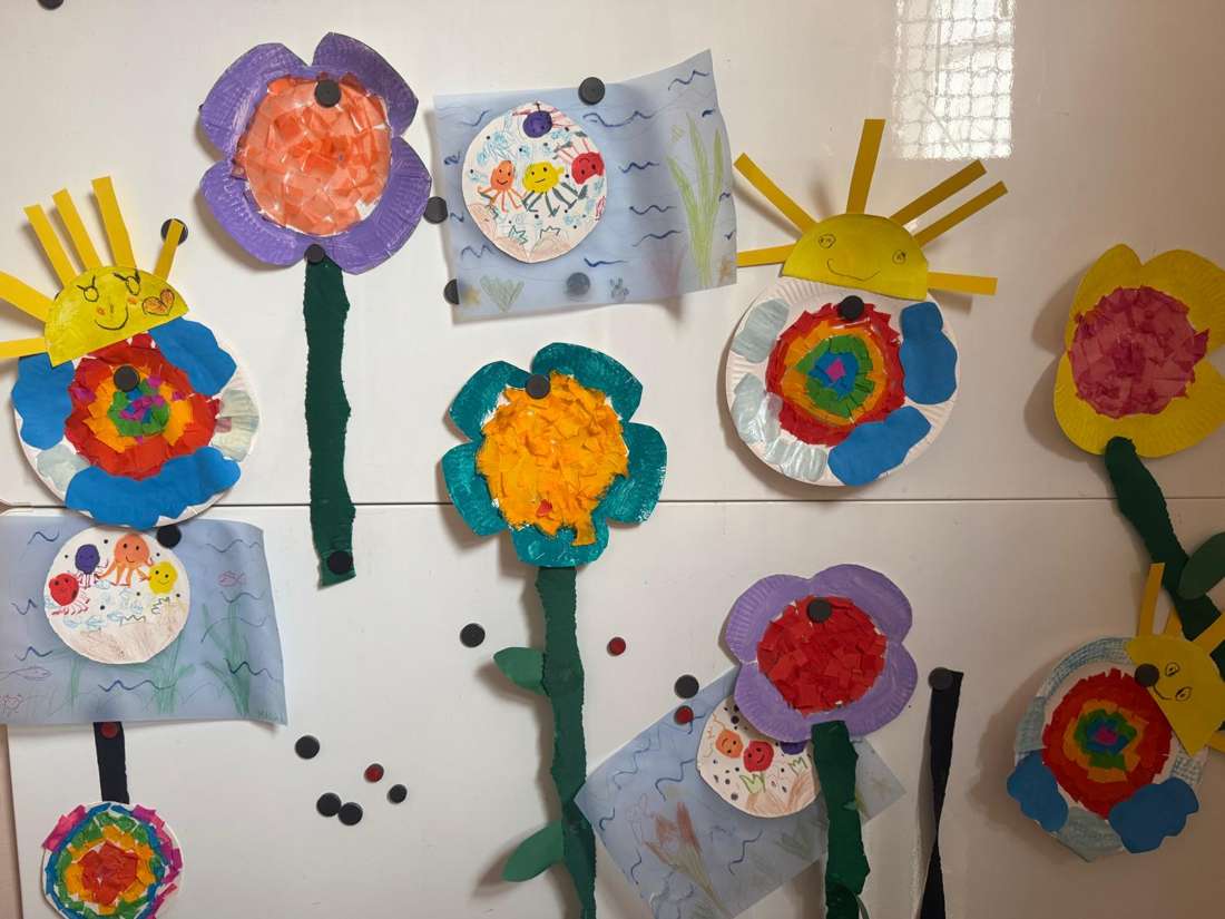 Bunte Papptellerblumen, gebastelt von den Kindern